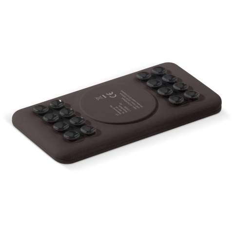 Platte draadloze powerbank met rubberized finish en een capaciteit van 4.000mAh. Door de zuignappen op de powerbank blijft de telefoon verbonden met het draadloos laadgebied. Er kan ook gebruik worden gemaakt van de bijgeleverde kabel om de telefoon op te laden.