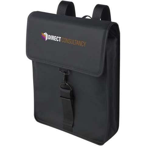 Le sac à dos Turner est conçu à partir de matériaux durables. L'extérieur est composé de 51 % de plastique PU recyclé GRS et la doublure est composée de 100 % de RPET recyclé GRS. Le sac à dos comporte un compartiment matelassé pour ordinateur portable de 15,6 pouces, une bande intérieure pour ranger une bouteille d'eau et une poche zippée pour les petits objets. Le compartiment principal s'ouvre et se ferme à l'aide de la boucle du fermoir. Ce sac à dos est fait pour durer et, grâce à son design classique et à ses matériaux robustes, il deviendra un favori.