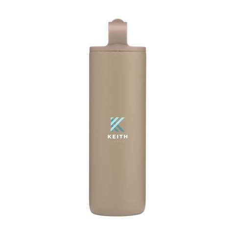WoW! Doppelwandige, auslaufsichere Wasserflasche/Thermosflasche aus recyceltem Edelstahl. Mit einer wunderschönen Beschichtung versehen. Die elegante Flasche verfügt über einen farblich passenden Schraubverschluss, ein ausklappbares Mundstück und einen verschließbaren Strohhalm. Der praktische Tragering erleichtert das Mitnehmen der Flasche. Geeignet für Kaltgetränke und ideal zur Verwendung bei sportlichen Aktivitäten. Nicht spülmaschinengeeignet. RCS-zertifiziert. Gesamtes recyceltes Material: 87%. Fassungsvermögen 800 ml.     Edelstahl kann viele Male recycelt werden – die Qualität des Materials bleibt dabei weitgehend erhalten. Durch die Verwendung von recyceltem Edelstahl kommt eine geringere Menge an neuen Rohstoffen zum Einsatz. Das bedeutet weniger Energieverbrauch und weniger Wasserverbrauch.