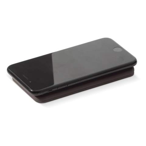 Platte draadloze powerbank met rubberized finish en een capaciteit van 4.000mAh. Door de zuignappen op de powerbank blijft de telefoon verbonden met het draadloos laadgebied. Er kan ook gebruik worden gemaakt van de bijgeleverde kabel om de telefoon op te laden.