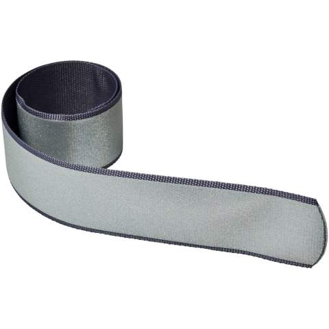 Dieses Slap Wrap ist mit einer Textilfolie überzogen und in verschiedenen frischen Farben erhältlich. Slap Wraps bieten eine 360°-Sichtbarkeit bei Dunkelheit und sind ideal für die Übermittlung von Werbebotschaften. Durch die Verwendung dieser zertifizierten Slap Wraps machen Sie die Verkehrssicherheit zu einem Merkmal Ihrer Marke. Ein Slap Wrap ist ein länglicher Reflektor mit einer speziell entwickelten, eingeschweißten Feder im Inneren. Mit einem leichten Schlag lässt er sich leicht um den Arm oder Knöchel wickeln. Erhältlich in verschiedenen Farben. Die Materialien wurden gemäß der SVHC (Substances of Very High Concern) REACH-Kandidatenliste getestet und sind frei von Phthalaten. Die Slap Wraps sind CE-geprüft und zugelassen nach EN 17353 Typ B 2. Wird mit einem Informationsblatt geliefert.