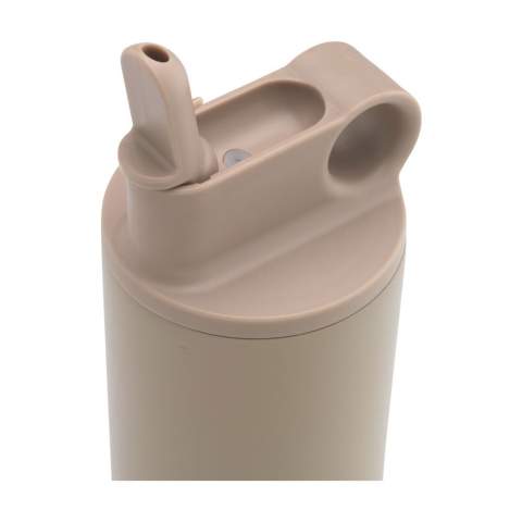 WoW! Doppelwandige, auslaufsichere Wasserflasche/Thermosflasche aus recyceltem Edelstahl. Mit einer wunderschönen Beschichtung versehen. Die elegante Flasche verfügt über einen farblich passenden Schraubverschluss, ein ausklappbares Mundstück und einen verschließbaren Strohhalm. Der praktische Tragering erleichtert das Mitnehmen der Flasche. Geeignet für Kaltgetränke und ideal zur Verwendung bei sportlichen Aktivitäten. Nicht spülmaschinengeeignet. RCS-zertifiziert. Gesamtes recyceltes Material: 87%. Fassungsvermögen 800 ml.     Edelstahl kann viele Male recycelt werden – die Qualität des Materials bleibt dabei weitgehend erhalten. Durch die Verwendung von recyceltem Edelstahl kommt eine geringere Menge an neuen Rohstoffen zum Einsatz. Das bedeutet weniger Energieverbrauch und weniger Wasserverbrauch.