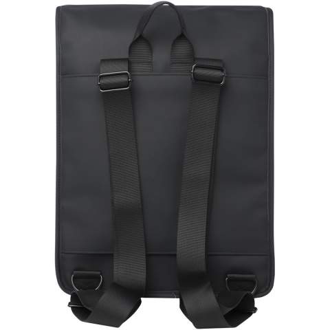 Le sac à dos Turner est conçu à partir de matériaux durables. L'extérieur est composé de 51 % de plastique PU recyclé GRS et la doublure est composée de 100 % de RPET recyclé GRS. Le sac à dos comporte un compartiment matelassé pour ordinateur portable de 15,6 pouces, une bande intérieure pour ranger une bouteille d'eau et une poche zippée pour les petits objets. Le compartiment principal s'ouvre et se ferme à l'aide de la boucle du fermoir. Ce sac à dos est fait pour durer et, grâce à son design classique et à ses matériaux robustes, il deviendra un favori.