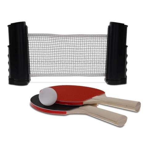 Set de tennis de table adapté à une table normale. Avec ce set de table de tennis, vous pouvez toujours et partout défier quelqu'un pour une partie de tennis de table. Le filet est extensible à volonté et le set est facile à transporter dans un sac qui peut être fermé par un cordon. Le set contient 1 filet, 2 battes et 3 balles.