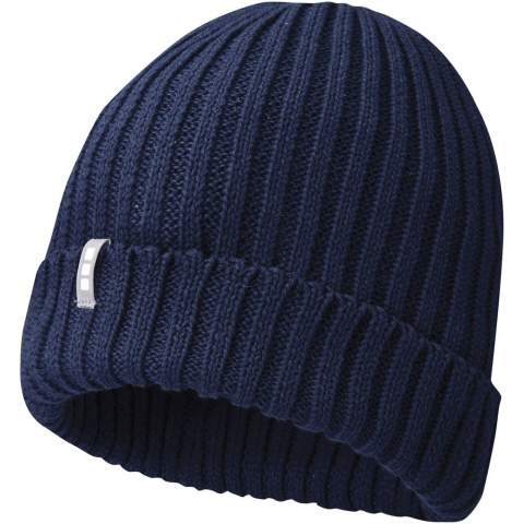 De Ives biologische beanie is gemaakt van biologische katoen met een dichtheid van 7 gauge, wat zorgt voor duurzaamheid en een zachte, ademende feel. Deze enkele laag beanie heeft een dubbelgevouwen rand, wat zowel comfort als warmte biedt, waardoor hij perfect is voor alle seizoenen. Het merklabel geeft een vleugje verfijning.