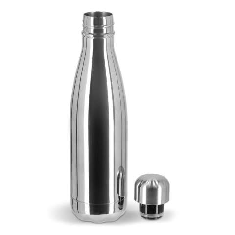 De Sagaform Nils stalen fles in chroom is een elegante thermosfles van gerecycled staal met een exclusieve glanzende afwerking. Dankzij de dubbele wanden en koperen coating blijft je drankje tot 24 uur koud of 12 uur warm, zonder condensatie. Perfect geschikt voor lasergravure. Handwas aanbevolen. Geleverd in een geschenkdoos 
