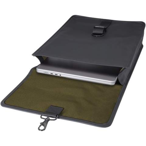Le sac à dos Turner est conçu à partir de matériaux durables. L'extérieur est composé de 51 % de plastique PU recyclé GRS et la doublure est composée de 100 % de RPET recyclé GRS. Le sac à dos comporte un compartiment matelassé pour ordinateur portable de 15,6 pouces, une bande intérieure pour ranger une bouteille d'eau et une poche zippée pour les petits objets. Le compartiment principal s'ouvre et se ferme à l'aide de la boucle du fermoir. Ce sac à dos est fait pour durer et, grâce à son design classique et à ses matériaux robustes, il deviendra un favori.
