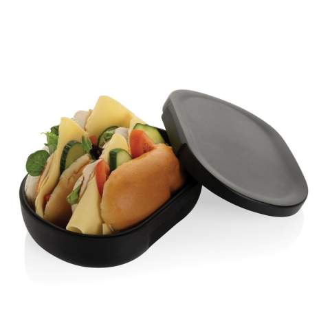 Wir stellen die Atlas RCS Recycled Plastic Lunchbox vor - umweltfreundlich, und mit 700ml Fassungsvermögen perfekt für Ihre Mahlzeiten unterwegs! Fangen Sie noch heute an, aus umweltfreundlicheren Lunchboxen zu essen. Sie wird aus RCS-zertifiziert (Recycled Claim Standard) recycelten Materialien hergestellt, da so eine vollständig zertifizierte Lieferkette für recycelte Materialien gewährleistet wird. Mit einem Gesamtanteil an recyceltem Material von 62%, bezogen auf das Gesamtgewicht des Artikels, ist sie umweltfreundlich und BPA-frei. Dank der FSC®-zertifizierten Kraftverpackung können Sie die Box sogar als Telefonhalter, Stifthalter oder Blumentopf umfunktionieren!