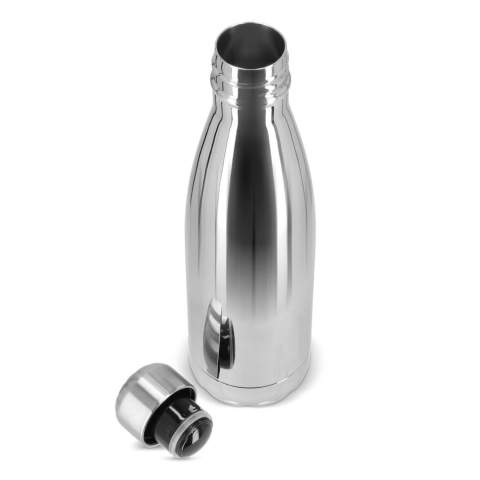 De Sagaform Nils stalen fles in chroom is een elegante thermosfles van gerecycled staal met een exclusieve glanzende afwerking. Dankzij de dubbele wanden en koperen coating blijft je drankje tot 24 uur koud of 12 uur warm, zonder condensatie. Perfect geschikt voor lasergravure. Handwas aanbevolen. Geleverd in een geschenkdoos 