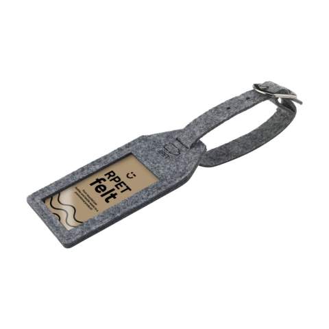 WoW! Gepäckanhänger aus RPET-Filz. Dieser Filz wird aus recycelten PET-Flaschen und recycelten Textilien hergestellt. Der Anhänger lässt sich mühelos an allen Arten von Koffern und Taschen anbringen. Größe Papiereinlage: 7,5 x 3,9 cm. Größe des Fensters: 6,4 x 3,5 cm. GRS-zertifiziert. Recyceltes Material insgesamt: 75%.