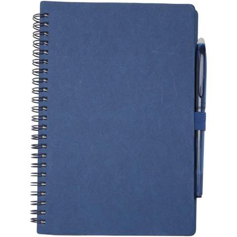 Herbruikbaar A5 notitieboek met steenpapier, harde kaft en pennenset. Het notitieboek heeft een kaft van karton, afgeronde hoeken en 32 vellen gelinieerd papier van 120 g/m². Steenpapier is 100% boomvrij en het productieproces verbruikt minder energie in vergelijking met gerecycled of nieuw pulppapier. Aan de achterkant zit een vakje om een zwart poetsdoekje in op te bergen (meegeleverd). Uitwisbare pen van gerecycled plastic met een transparante houder, witte gum bovenop en een effen gekleurde grip. Inktkleur: zwart. Schrijflengte: 250 meter. Stiftmaat: 0,7 mm.