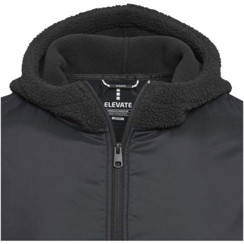 De Evans sherpa fleece is gemaakt van GRS gerecycled polyester, met een contraststof van 100% GRS gerecycled nylon, voor een modern tintje en minder impact op het milieu. Dit fleecejack heeft een iets oversized pasvorm voor een relaxte look. De 1/4 rits middenvoor, compleet met capuchon, biedt bedekking op maat voor veranderende weersomstandigheden. Of je nu het buitenleven verkent of gewoon lekker thuis zit, de Evans unisex sherpa fleece belooft ongeëvenaard comfort en moderne stijl.