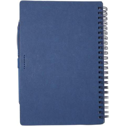 Herbruikbaar A5 notitieboek met steenpapier, harde kaft en pennenset. Het notitieboek heeft een kaft van karton, afgeronde hoeken en 32 vellen gelinieerd papier van 120 g/m². Steenpapier is 100% boomvrij en het productieproces verbruikt minder energie in vergelijking met gerecycled of nieuw pulppapier. Aan de achterkant zit een vakje om een zwart poetsdoekje in op te bergen (meegeleverd). Uitwisbare pen van gerecycled plastic met een transparante houder, witte gum bovenop en een effen gekleurde grip. Inktkleur: zwart. Schrijflengte: 250 meter. Stiftmaat: 0,7 mm.