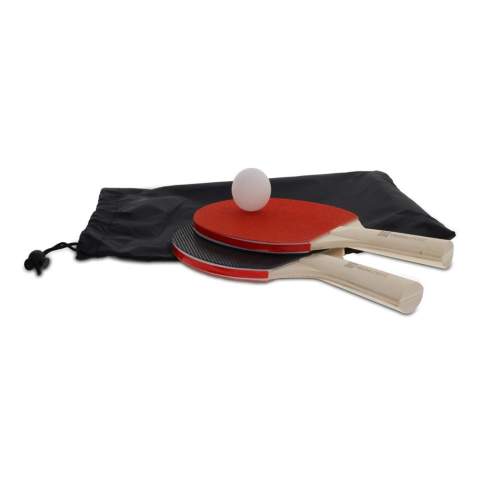 Set de tennis de table adapté à une table normale. Avec ce set de table de tennis, vous pouvez toujours et partout défier quelqu'un pour une partie de tennis de table. Le filet est extensible à volonté et le set est facile à transporter dans un sac qui peut être fermé par un cordon. Le set contient 1 filet, 2 battes et 3 balles.