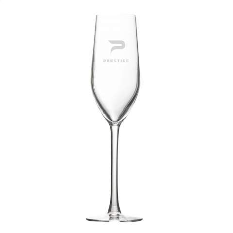 Elegantes Champagnerflöte auf hohem Fuß. Hergestellt aus klarem Glas mit einem sehr dünnen Rand von 1,1 mm. Fassungsvermögen: 160 ml.