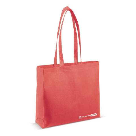 Four recycled post-consumer PET bottles have been used to make this bag. Reduce the plastic waste pile with this sustainable bag. The extra wide gusset makes this bag extra spacious.