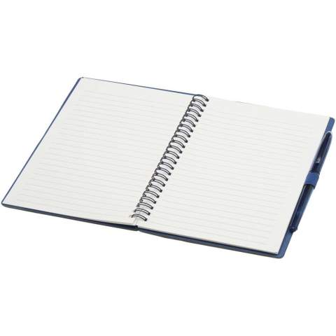 Herbruikbaar A5 notitieboek met steenpapier, harde kaft en pennenset. Het notitieboek heeft een kaft van karton, afgeronde hoeken en 32 vellen gelinieerd papier van 120 g/m². Steenpapier is 100% boomvrij en het productieproces verbruikt minder energie in vergelijking met gerecycled of nieuw pulppapier. Aan de achterkant zit een vakje om een zwart poetsdoekje in op te bergen (meegeleverd). Uitwisbare pen van gerecycled plastic met een transparante houder, witte gum bovenop en een effen gekleurde grip. Inktkleur: zwart. Schrijflengte: 250 meter. Stiftmaat: 0,7 mm.