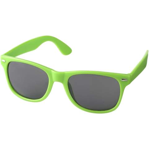 Deze retro-ontworpen zonnebril is de ideale promotionele giveaway tijdens zomerfestivals, evenementen of andere zonnige buitenactiviteiten. Deze bril voldoet aan EN ISO 12312-1, heeft UV400 lenzen die zijn geclassificeerd als categorie 3, waardoor het de perfecte keuze is voor bescherming tegen fel zonlicht. Dankzij het materiaal van PC-kunststof is de zonnebril licht en comfortabel om te dragen.