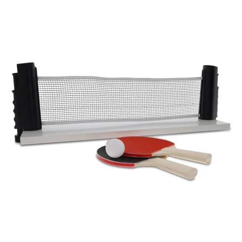 Set de tennis de table adapté à une table normale. Avec ce set de table de tennis, vous pouvez toujours et partout défier quelqu'un pour une partie de tennis de table. Le filet est extensible à volonté et le set est facile à transporter dans un sac qui peut être fermé par un cordon. Le set contient 1 filet, 2 battes et 3 balles.