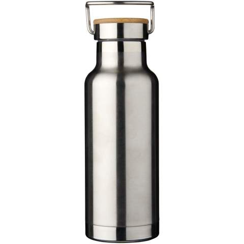 Design à double-paroi sous vide en acier inoxydable, avec isolation en cuivre, pour garder votre boisson froide pendant 48 h et chaude pendant 12 h au moins. Le design empêche également la formation de condensation à l’extérieur de la bouteille. Couvercle à visser avec détails en bois. Revêtement en poudre durable et à la mode. Capacité de 480ml. Présentée dans une boîte cadeau Avenue.