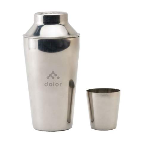 Cocktail shaker made of shiny stainless steel. A sleek design with easy grip. The cap has a built-in strainer for perfectly serving drinks. Capacity 550 ml.