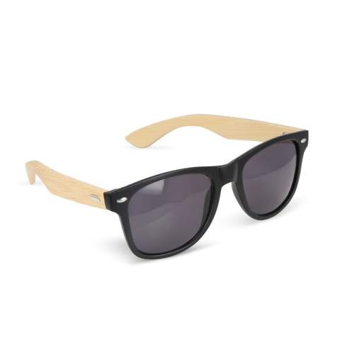 Voici les lunettes de soleil Justin RPC, où le style s'allie à la durabilité. Fabriquées à partir de PC recyclé et de bambou, ces lunettes incarnent l'éco-chic. Rehaussez votre look grâce à un mélange de matériaux recyclés et de design moderne, en faisant une déclaration de mode et de responsabilité environnementale. Le polycarbonate (PC) est très durable. Il s'agit d'un plastique dur qui a une longue durée de vie. Il peut également être chauffé, puis remodelé et réutilisé, ce qui le rend recyclable.