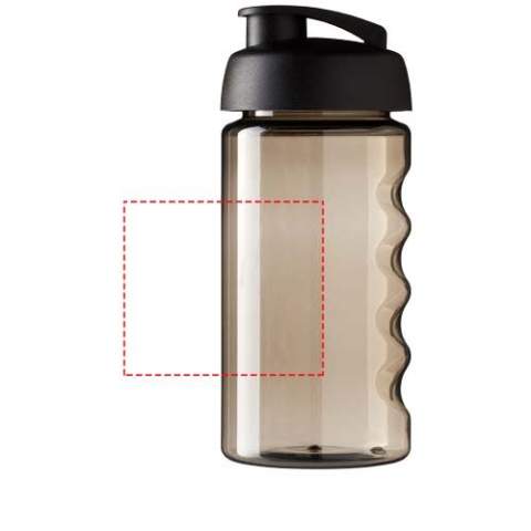 Single-wall sport bottle with integrated finger grip design. Bottle is made from recyclable PET material. Features a spill-proof lid with flip top. Volume capacity is 500 ml. Mix and match colours to create your perfect bottle. Contact customer service for additional colour options. Made in the UK. Packed in a recycled PE plastic bag. BPA-free.