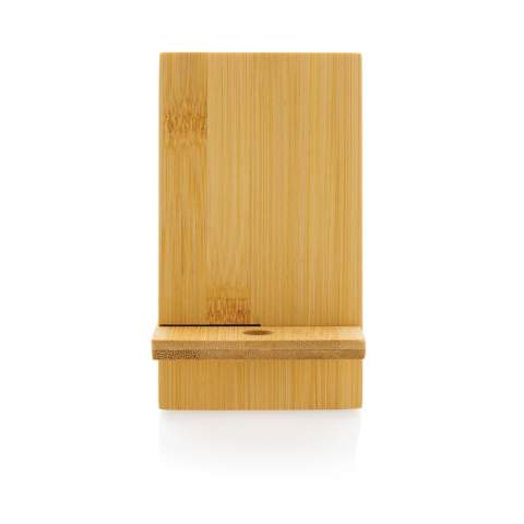 Support de téléphone en bambou certifié FSC® 100. Le support est doté d'un trou permettant de connecter un câble de chargement afin de pouvoir recharger facilement le téléphone tout en utilisant le support. Emballé dans une boîte kraft FSC mix qui passe facilement dans la boîte aux lettres.<br /><br />PVC free: true