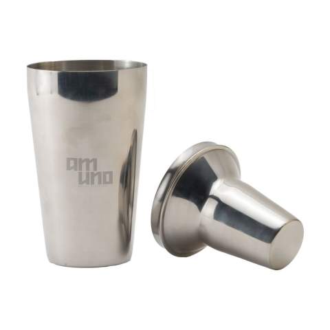 Cocktail shaker made of shiny stainless steel. A sleek design with easy grip. The cap has a built-in strainer for perfectly serving drinks. Capacity 550 ml.