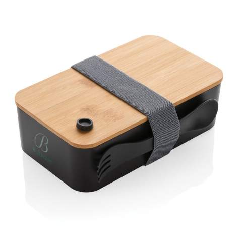 Mit dieser RCS-zertifizierten Lunchbox aus recyceltem PP und Bambusdeckel ist das Packen von Lunchpaketen einfacher als je zuvor. Der Boden der Lunchbox besteht zu 100% aus RCS-zertifiziertem RPET. Die RCS-Zertifizierung gewährleistet eine vollständig zertifizierte Lieferkette der recycelten Materialien. Fassungsvermögen 0,7 Liter. Nur Handwäsche. Beinhaltet ein praktisches elastisches Band und einen RPET-Göffel. Gesamter Recyclinganteil: 44% basierend auf dem Gesamtgewicht des Artikels. Inklusive FSC®-zertifizierter Kraftverpackung.
