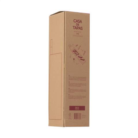 Rackpack Casa de Tapas Small: Weinkiste und Snackplatte in einem. Der Bambus Deckel dieser Geschenkbox ist tatsächlich eine luxuriöse Tapasplatte in der Form eines holländischen Kanalhauses, die aus nachhaltigem Bambus gefertigt wurde. Die Vorderseite des Bambustellers hat Fächer für Tapas, die Rückseite kann als Schneidebrett verwendet werden. Muchas gracias! Rackpack: eine Wein-Geschenkbox aus Holz mit einem neuen, zweiten Leben!  • geeignet für eine Flasche Wein • 8-10 mm Kiefernholz, FSC®100%-zertifiziert • Bambusholz: eine nachhaltige Alternative zu Baumholz - Bambus kann innerhalb von 5 Jahren geerntet werden (Bäume brauchen 30 bis 120 Jahre!) und aus der verbleibenden Wurzel wachsen 4 bis 7 neue Pflanzen • Wein nicht inklusive. Wird einzeln in einem Kraftkarton geliefert.