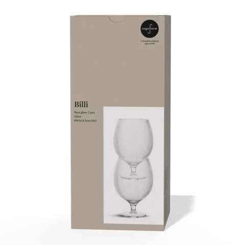Billi bierglas heeft een uniek karakteristiek ontwerp dat Sagaform op een duidelijke manier vertegenwoordigt. Met de kenmerkende, ronde kom versierd met strepen en de lage voet is dit bierglas zowel mooi als functioneel. De praktische, stapelbare en doordachte vorm maakt het glas perfect om te gebruiken bij vele gelegenheden. Gemaakt van gerecycled PET (rPET). Elke verpakking bevat twee bierglazen van Sagaform, het perfecte cadeau voor iemand die alles al heeft. Ontworpen in Zweden door Studio Sagaform. De Billi-serie is geschikt voor temperaturen tot 50°C. Alleen handwas.  Afmeting ø10x14,5 cm 50 cl.