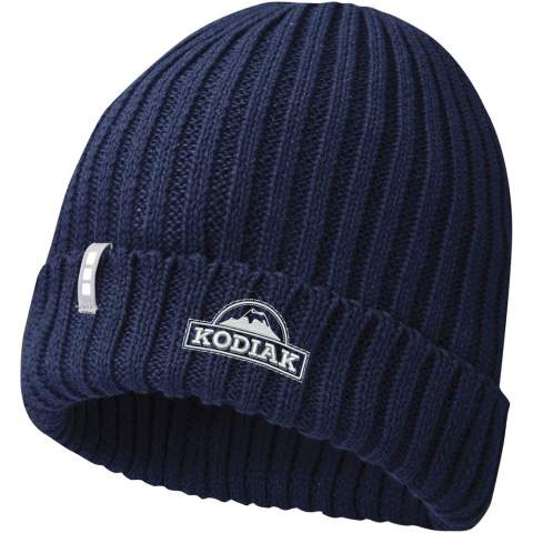 De Ives biologische beanie is gemaakt van biologische katoen met een dichtheid van 7 gauge, wat zorgt voor duurzaamheid en een zachte, ademende feel. Deze enkele laag beanie heeft een dubbelgevouwen rand, wat zowel comfort als warmte biedt, waardoor hij perfect is voor alle seizoenen. Het merklabel geeft een vleugje verfijning.