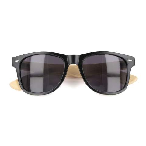 Voici les lunettes de soleil Justin RPC, où le style s'allie à la durabilité. Fabriquées à partir de PC recyclé et de bambou, ces lunettes incarnent l'éco-chic. Rehaussez votre look grâce à un mélange de matériaux recyclés et de design moderne, en faisant une déclaration de mode et de responsabilité environnementale. Le polycarbonate (PC) est très durable. Il s'agit d'un plastique dur qui a une longue durée de vie. Il peut également être chauffé, puis remodelé et réutilisé, ce qui le rend recyclable.