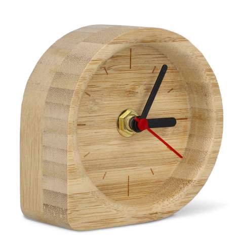Les bords arrondis de cette horloge en forme de goutte s'intègrent parfaitement à tout environnement de travail ou domestique. Sa finition en bambou lui apporte une touche chaleureuse et naturelle. Fonctionnelle et décorative, elle assure un chronométrage précis. Livrée avec les piles, emballée dans une boîte cadeau.