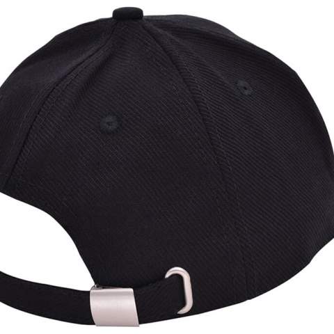 This might be one of our most popular baseball caps of the moment. Between the upside and downside of the peak we “sandwiched” a different colour. Made of canvas cotton, the most solid fabric ever: it’s no coincidence that the tents and backpacks of our army were made out of canvas. Six panels of brushed cotton and a silver buckle.