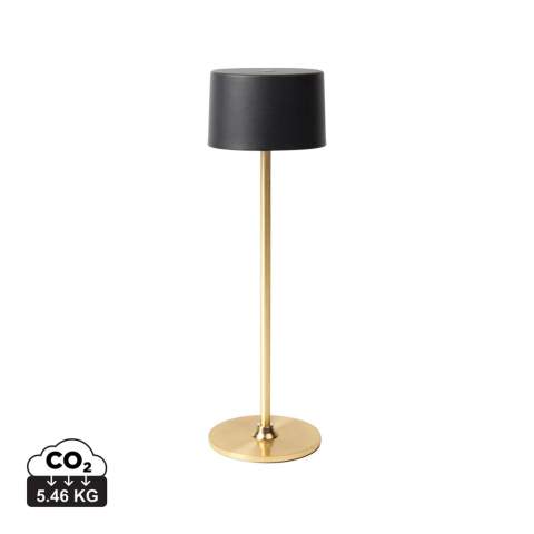 Illuminez votre espace avec la lampe de table Nauro fabriquée en plastique recyclé ABS avec des touches de fer, elle est à la fois élégante et pratique. Cette lampe offre jusqu'à 20 heures d'éclairage, selon le niveau de luminosité. Elle dispose de deux modes d'éclairage principaux, la lumière blanche froide et la lumière blanche chaude, et sa luminosité est réglable selon votre choix. Il suffit de toucher le dessus pour l'allumer et l'éteindre. Temps de charge d'environ 5 heuresRechargeable via USB-C, câble inclus. Certifiée par RCS (Recycled Claim Standard), la certification RSC garantit que l'ensemble de la chaîne d'approvisionnement en matériaux recyclés est certifiée. Le contenu recyclé total est basé sur le poids global du produit. Ce produit contient 10% d'ABS recyclé certifié RCS.<br /><br />Lightsource: LED
