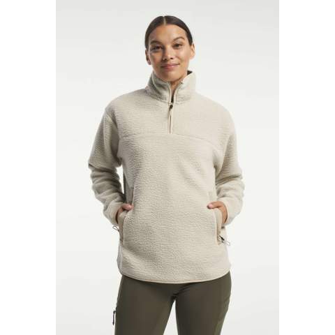 Deze fleece met halve rits voor dames is een echt basisstuk in je garderobe en houdt je het hele jaar door warm in het dagelijks leven en bij buitenactiviteiten. Draag hem onder een shelljack op regenachtige dagen, als warme laag op een frisse zomeravond of onder een winterjas als de temperatuur echt daalt. Het heeft een ritssluiting aan de hals die er niet alleen geweldig uitziet, maar je ook helpt je temperatuur te reguleren. Aan de voorzijde bevinden zich twee zakken met ritssluiting waarin je je telefoon, sleutels of portemonnee kunt opbergen. Maak de look compleet door hem te dragen met een jeans of een van onze outdoorbroeken, zoals de Himalaya Trekking Pants.