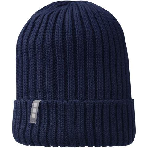 De Ives biologische beanie is gemaakt van biologische katoen met een dichtheid van 7 gauge, wat zorgt voor duurzaamheid en een zachte, ademende feel. Deze enkele laag beanie heeft een dubbelgevouwen rand, wat zowel comfort als warmte biedt, waardoor hij perfect is voor alle seizoenen. Het merklabel geeft een vleugje verfijning.