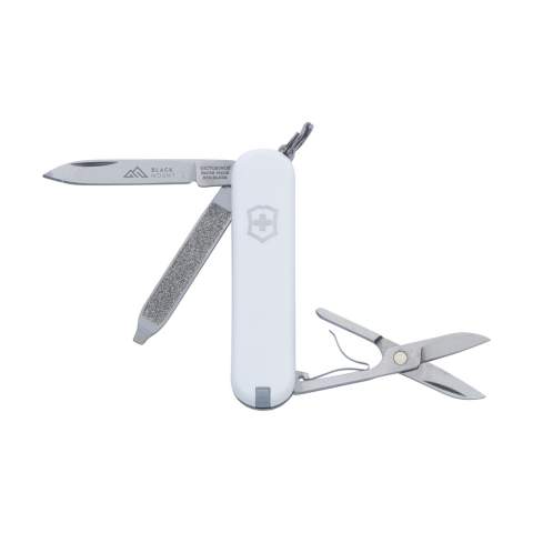 Origineel Zwitsers zakmes uit de Officiersserie van Victorinox met ABS heft, tussenplaten van hard-geadoniseerd aluminium en tools van 100% gerecycled staal. 5-delig met 7 functies: mes, vijl met schroevendraaier, schaar, sleutelring, pincet en tandenstoker. Inclusief gebruiksaanwijzing en met levenslange garantie op materiaal- en fabricagefouten. Victorinox staat wereldwijd symbool voor hoogwaardige kwaliteit, betrouwbaarheid, functionaliteit en perfectie. Op het bezit en/of dragen van messen of multitools in het openbaar kunnen lokale regels van toepassing zijn. Per stuk in doosje.