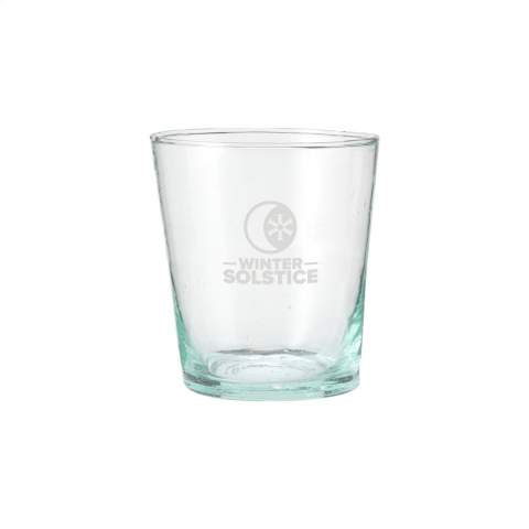 WoW! Waterglas van 100% gerecycled glas. Het glas heeft een bijzondere groenblauwe gloed. Deze kleur ontstaat bij het opnieuw smelten van wit glas. Het glas wordt verwerkt op een lagere temperatuur. Dit bespaart energie en is minder luchtvervuilend. Omdat dit een ambachtelijk product is zijn er kleine luchtbelletjes zichtbaar en kunnen kleur, dikte en formaat per glas verschillen. Afkomstig uit Marokko. Inhoud 200 ml.