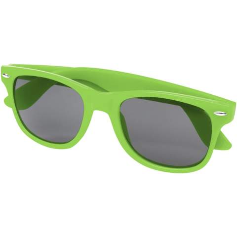 Deze retro-ontworpen zonnebril is de ideale promotionele giveaway tijdens zomerfestivals, evenementen of andere zonnige buitenactiviteiten. Deze bril voldoet aan EN ISO 12312-1, heeft UV400 lenzen die zijn geclassificeerd als categorie 3, waardoor het de perfecte keuze is voor bescherming tegen fel zonlicht. Dankzij het materiaal van PC-kunststof is de zonnebril licht en comfortabel om te dragen.