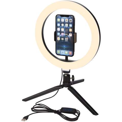 LED-Ringlicht (23 cm) mit Stativständer und Telefonhalterung. Das ideale Gadget für jeden Fotografen/YouTuber/Vlogger/Content-Macher, der regelmäßig Streams oder Sendungen herstellt. Das Ringlicht leuchtet Ihr Gesicht gleichmäßig aus, ohne harte Schatten zu werfen. Die Lampe verfügt über 120 warmweiße LEDs, die in 10 verschiedenen Helligkeitsstufen eingestellt werden können, um das perfekte Licht zu erhalten. Lieferung in einer Avenue Geschenkbox.