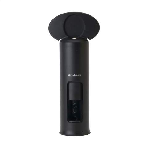 Brabantia kurkentrekker van  kunststof. Past op alle standaard flessen (tot 4,57 cm Ø), heeft goede houvast en een moeiteloze bediening dankzij de extra grote draaigreep. De centreerring zet de spiraal altijd in het midden van de kurk. De spiraal is voorzien van een 'non-stick' coating - geen kurkresten in de wijn. Met ingebouwde caspulesnijder en eenvoudig ontkurkmechanisme om de kurk uit de fles en van de kurkentrekker te halen. 99% recyclebaar. Met 5 jaar fabrieksgarantie.