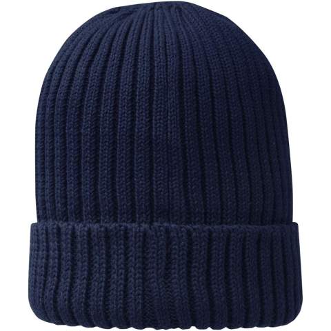 De Ives biologische beanie is gemaakt van biologische katoen met een dichtheid van 7 gauge, wat zorgt voor duurzaamheid en een zachte, ademende feel. Deze enkele laag beanie heeft een dubbelgevouwen rand, wat zowel comfort als warmte biedt, waardoor hij perfect is voor alle seizoenen. Het merklabel geeft een vleugje verfijning.