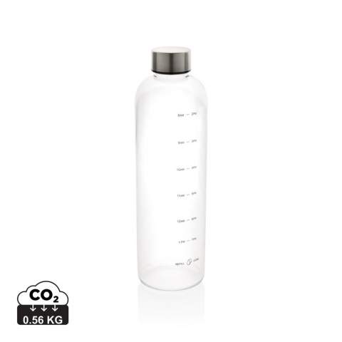 Diese große Wasserflasche stellt sicher, dass Sie Ihre täglichen Trinkziele erreichen! Die elegant aussehende Flasche verfügt über eine Zeitleiste, die  Ihnen auf einen Blick zeigt, wann Sie im Laufe des Tages Ihren nächsten Schluck nehmen sollten. Kein Rätselraten mehr - Ihre tägliche Wasseraufnahme wird wie ein Uhrwerk funktionieren! Der Flaschenkörper besteht zu 100% aus GRS-zertifiziertem RPET. Die GRS-Zertifizierung gewährleistet eine vollständig zertifizierte Lieferkette der recycelten Materialien. Handwäsche nur. Dieses Produkt ist nur für kalte Getränke geeignet. Gesamter Recyclinganteil: 86% basierend auf dem Gesamtgewicht des Artikels. BPA-frei. Fassungsvermögen: 1000ml.