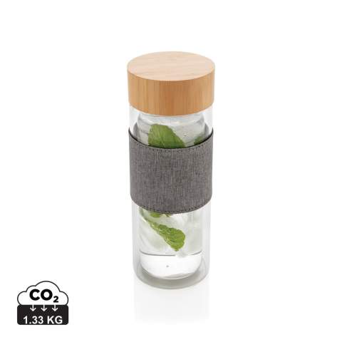 N'achetez plus de bouteilles d'eau en plastique mais réutilisez votre propre bouteille de la collection Impact. En utilisant du verre durable et des matériaux en acier inoxydable, vous améliorez la réutilisation des produits par rapport aux produits à usage unique. 2 % des recettes de chaque produit Impact vendu seront reversés à Water.org. Bouteille 360ml en verre à double paroi avec couvercle en bambou et manche. Fabriquée en verre borosilicate, cette bouteille à double paroi est très résistante aux grands changements thermiques, ce qui vous permet de transporter votre thé chaud en toute sécurité. Sans BPA.