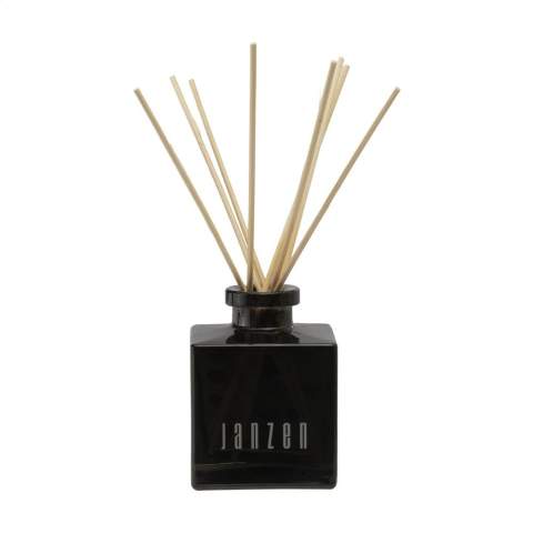 Geurstokjes van het merk Janzen, in de geur Skin 90. Via de speciale houten stokjes krijgt je favoriete parfum de kans zich te verspreiden door het huis. Geschikt voor elke gewenste kamer: van slaapkamer tot toilet, van kantoor tot keuken. Bepaal met het aantal stokjes zelf de geurintensiteit. Opgewekt en vrolijk, dat is Skin 90. De kersenbloesem heeft in Japan een haast heilige status. Met haar lichtroze blaadjes en aangename geur is de boom een waar feest voor de zintuigen. Het subtiele van de kersenbloesem wordt in dit parfum afgewisseld met het frisse van de lelie en het krachtige van de tonkaboon. Dit flacon van glas is gevuld met 200 ml parfumolie en wordt geleverd inclusief  stokjes. Per set in een geschenkdoos. Per set in doos.