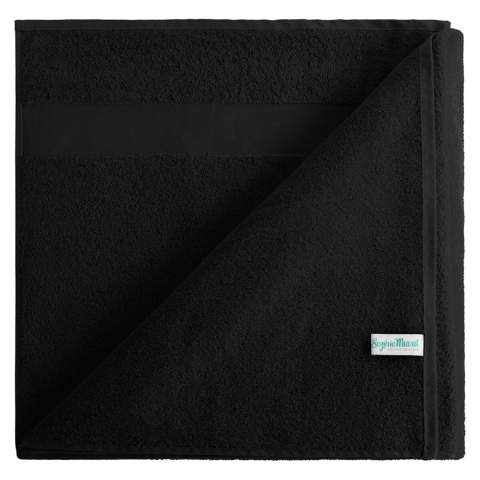 Treat yourself to this high-quality, sustainable beach towel made of 500 gr/m². It has a size of 180x100 cm and is made of 100% organic cotton. This luxurious, eco-friendly beach towel is finished with two 6 cm high bands.