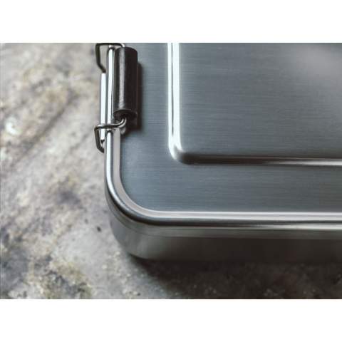 Aluminium Lunchbox in markantem Retro-Design. Leicht zu schließen mit 2 Klemmen. Nicht spülmaschinengeeignet.